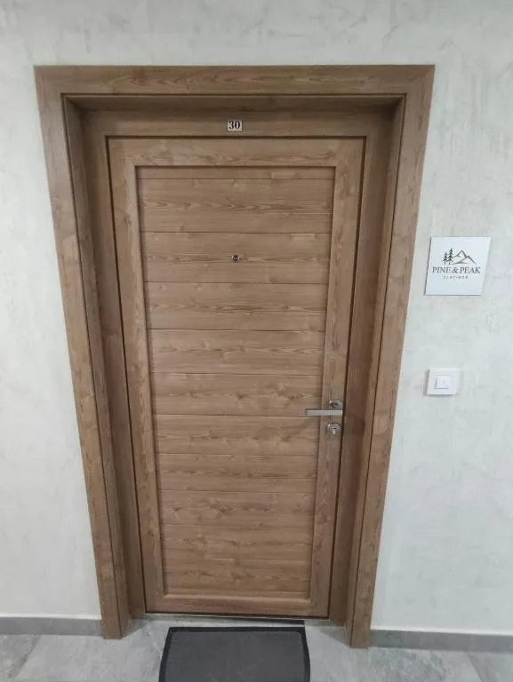 Ulaz u apartman br. 30 — Pine & Peak Zlatibor