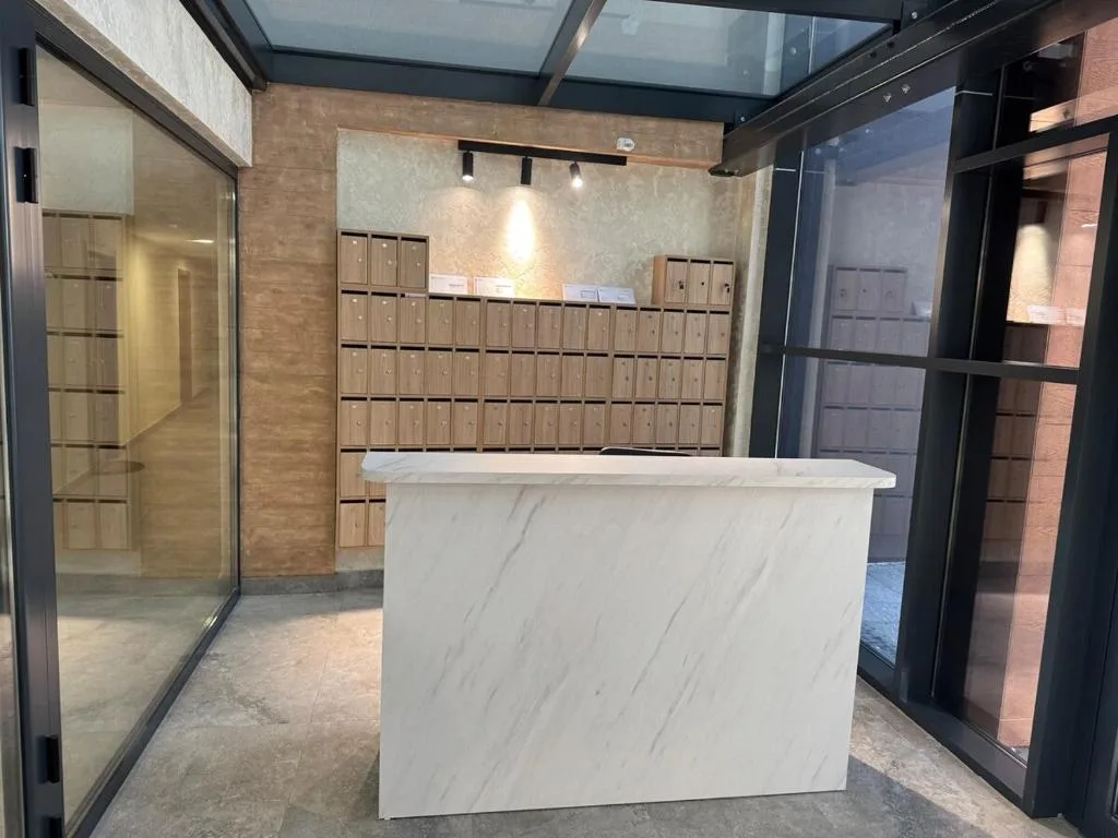 Recepcija i poštanski sandučići zgrade na Zlatiboru