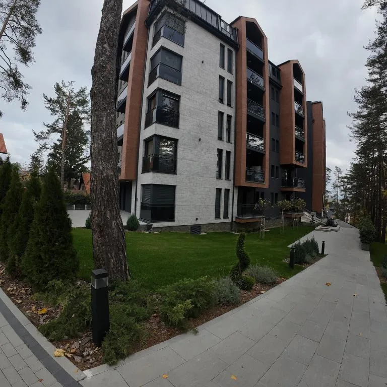 Zgrada apartmana Pine & Peak na Zlatiboru, okružena borovom šumom